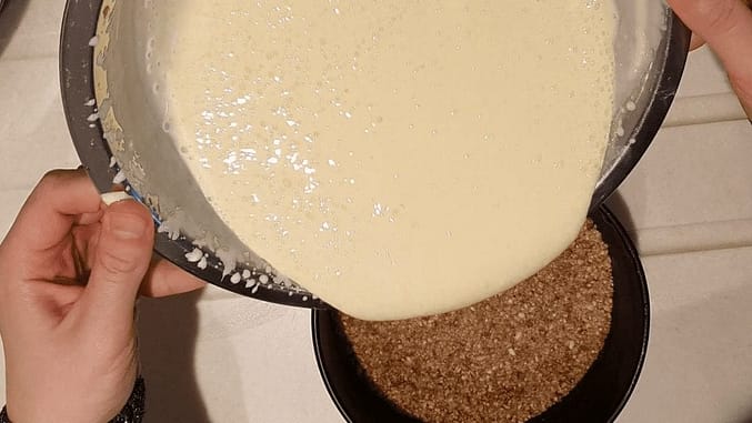 Add the keto cheesecake filling on top.