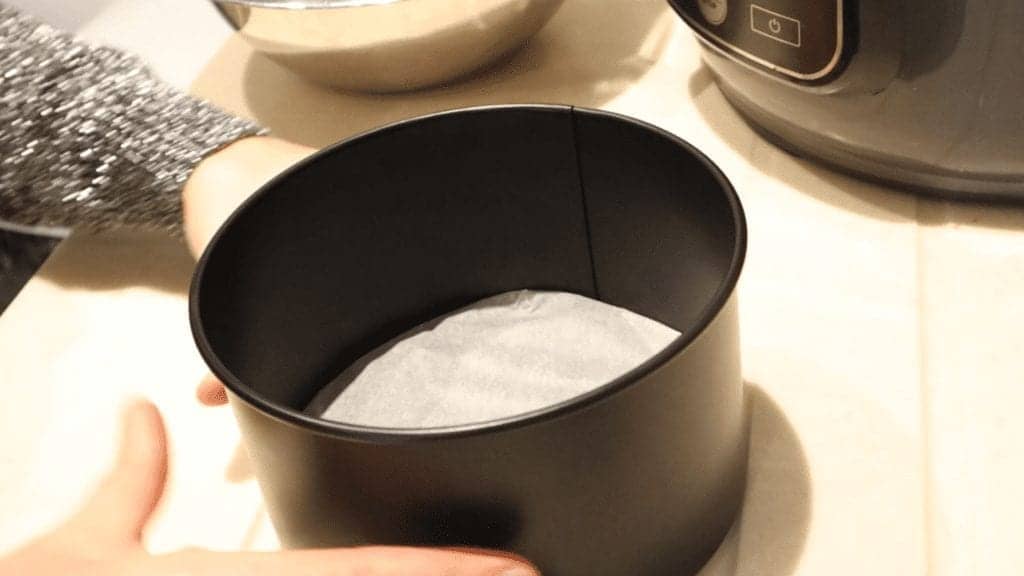 Cake tin with removable bottom.